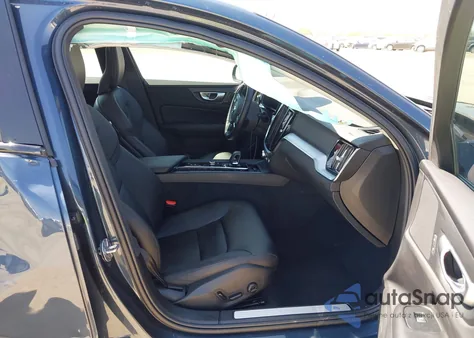 2024 Volvo S60 B5 Core Dark Theme z USA, uszkodzony, nr VIN 7JRL12FK9RG327436